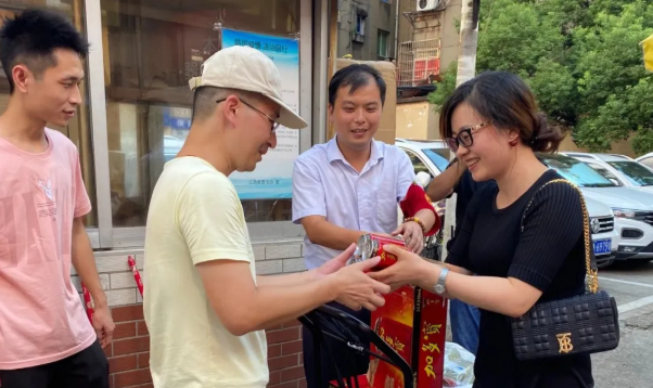 長運(yùn)集團(tuán)工會(huì)副主席蘆君慰問長運(yùn)物業(yè)職工