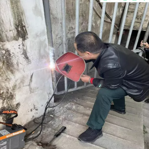 長(zhǎng)運(yùn)物業(yè)：暖心修鐵門(mén) 商戶出行有保障