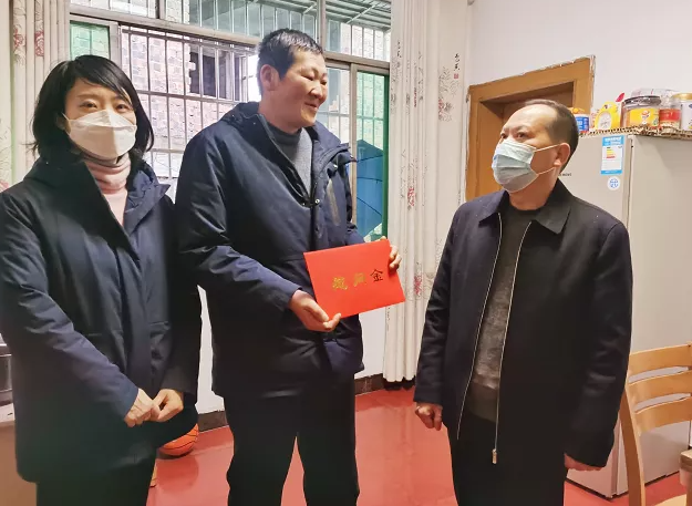 江西長(zhǎng)運(yùn)多家子公司開展慰問困難職工活動(dòng)（二）