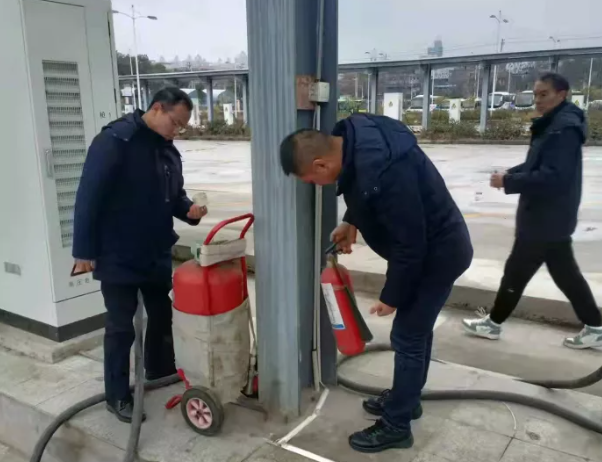 1月29日，南昌市迎來(lái)2022年第一場(chǎng)降雪。為進(jìn)一步防范雨、雪、冰凍等惡劣天氣對(duì)道路旅客運(yùn)輸?shù)牟焕绊?，避免各?xiàng)安全生產(chǎn)事故，都市城際公交成立了四個(gè)安全檢查組一早趕赴現(xiàn)場(chǎng)，對(duì)各單位應(yīng)對(duì)雨、雪寒潮天氣安全防范責(zé)任、防范措施的落實(shí)情況進(jìn)行督導(dǎo)檢查。檢查組重點(diǎn)對(duì)車輛安全例檢操作流程、車輛安全技術(shù)狀況，駕駛員從業(yè)資格證以及車輛