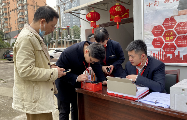 長運(yùn)出租  辦實(shí)事 邀請(qǐng)銀行上門辦理收款二維碼服務(wù)