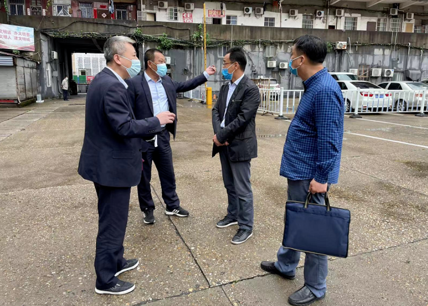 穆孫祥一行深入長運出租、都市城際公交青山客運分公司、加油站督導疫情防控工作