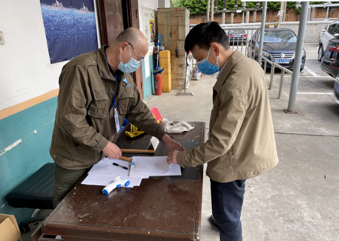 黃俊督導(dǎo)長(zhǎng)鴻物業(yè)、長(zhǎng)運(yùn)出租、都市城際公交疫情防控工作