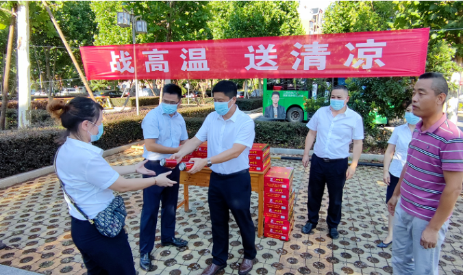 占梁慰問鷹潭長運(yùn)、鷹潭公交一線職工 肖良芝陪同