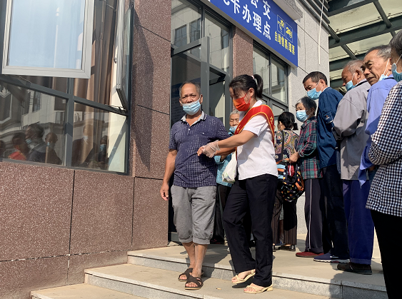 上饒汽運 德興鎮(zhèn)村公交積極開展敬老卡、愛心卡年審工作