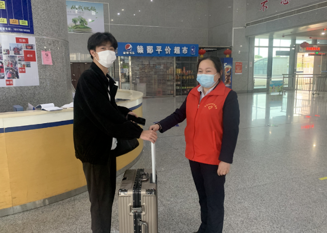 都市城際公交：站、車聯(lián)手尋失物 旅客領回樂開花