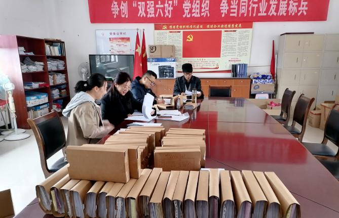 提高公司質(zhì)量在于公司治理。江西長(zhǎng)運(yùn)以“國(guó)企改革三年行動(dòng)計(jì)劃”為抓手，通過(guò)完善現(xiàn)代企業(yè)治理體系，明晰治理主線，優(yōu)化治理結(jié)構(gòu)，助力公司激發(fā)內(nèi)生動(dòng)力，提升公司質(zhì)量，提高治理效能，涅槃升級(jí)，實(shí)現(xiàn)可持續(xù)發(fā)展。  圖片 01 加強(qiáng)黨的領(lǐng)導(dǎo)  圖片 江西長(zhǎng)運(yùn)將黨的領(lǐng)導(dǎo)融入公司治理，與下屬企業(yè)全部完成“黨建進(jìn)章程”工作，制定重大事項(xiàng)黨