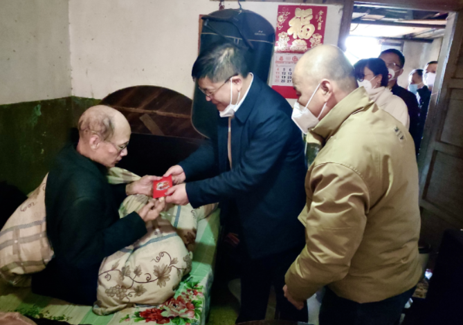 張小平、戴豪贛、黃俊、劉志堅(jiān)慰問(wèn)困難職工