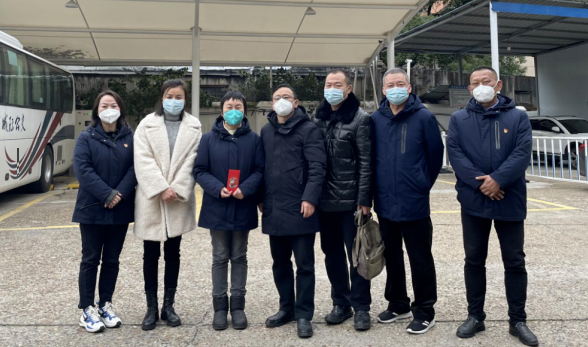 張小平、戴豪贛、黃俊、劉志堅(jiān)慰問(wèn)困難職工