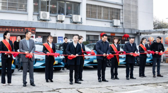 王曉出席長運(yùn)出租新能源純電動(dòng)出租車首發(fā)儀式