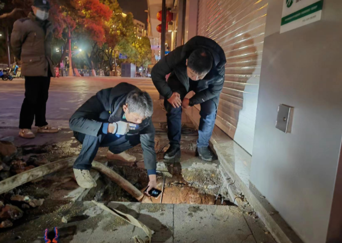 長運(yùn)物業(yè) 長欣分公司連夜搶修地下室反水