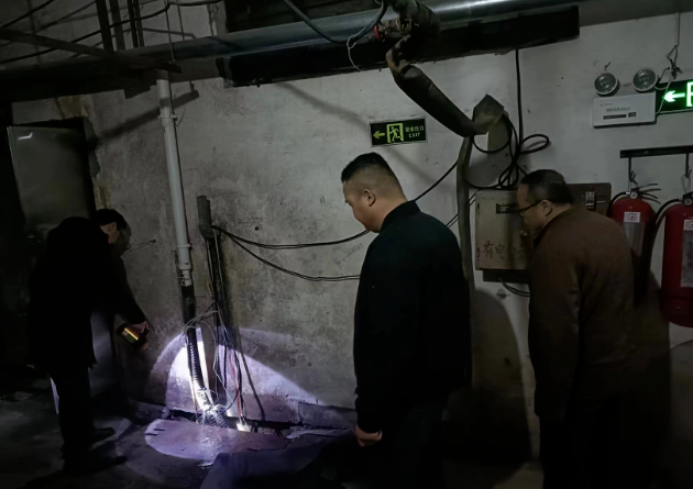 長(zhǎng)運(yùn)物業(yè)  商城分公司檢查抽水泵，保障雨季安全