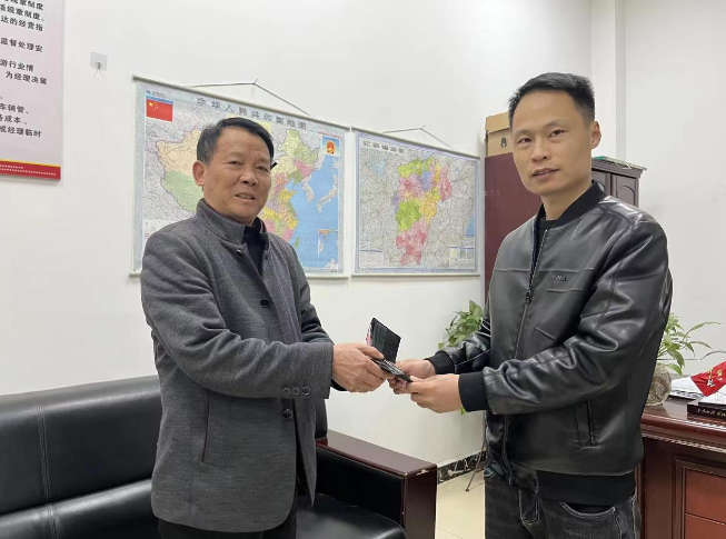 鄱陽(yáng)長(zhǎng)運(yùn)：拾金不昧暖人心，乘客致謝送錦旗