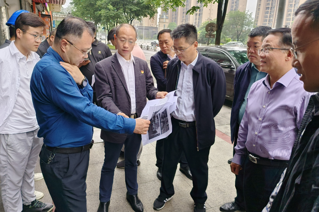 鷹潭市政府召開解決污水冒涌問(wèn)題現(xiàn)場(chǎng)協(xié)調(diào)會(huì) 肖良芝現(xiàn)場(chǎng)參與