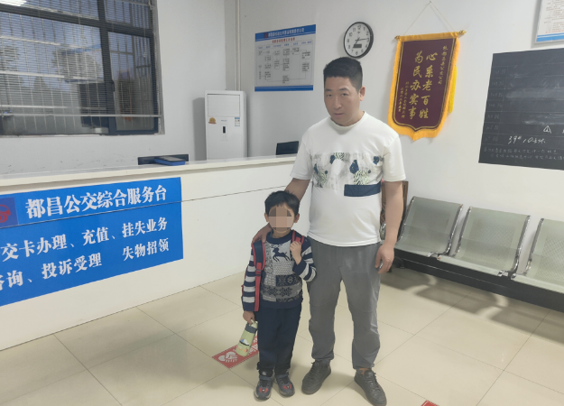 九江長運(yùn)：小學(xué)生坐錯站 工作人員助他回家