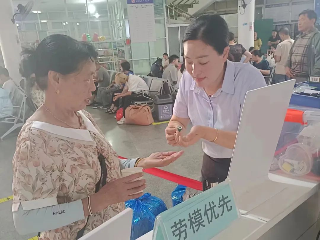 上饒汽運(yùn):貼心服務(wù)中暑旅客