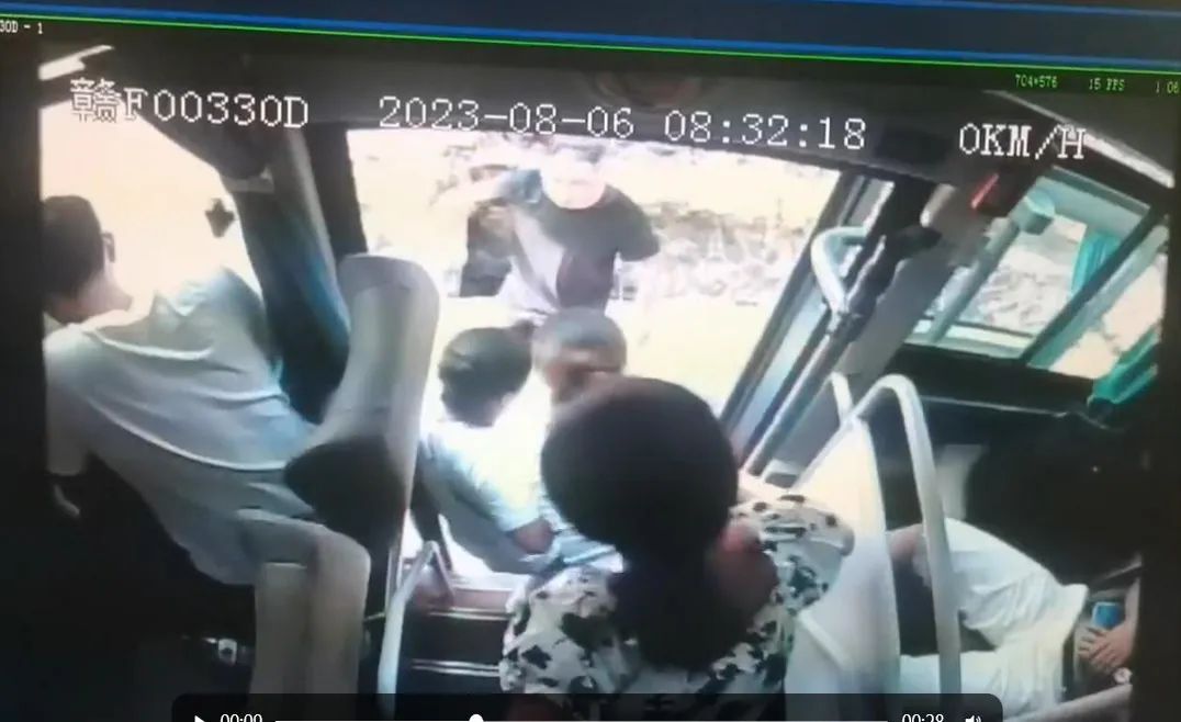 撫州長運:乘客突發(fā)疾病 公交司機(jī)及時救助