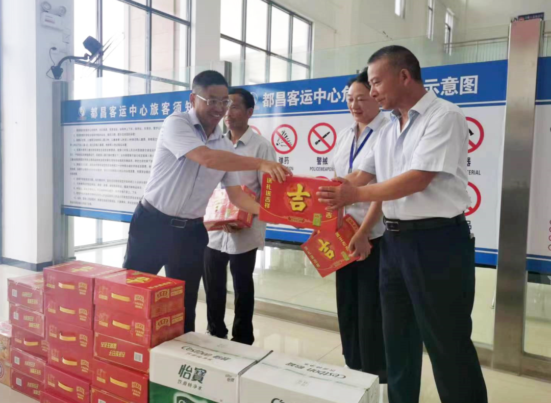 九江長(zhǎng)運(yùn) 開展“關(guān)愛(ài)職工 送清涼”活動(dòng)