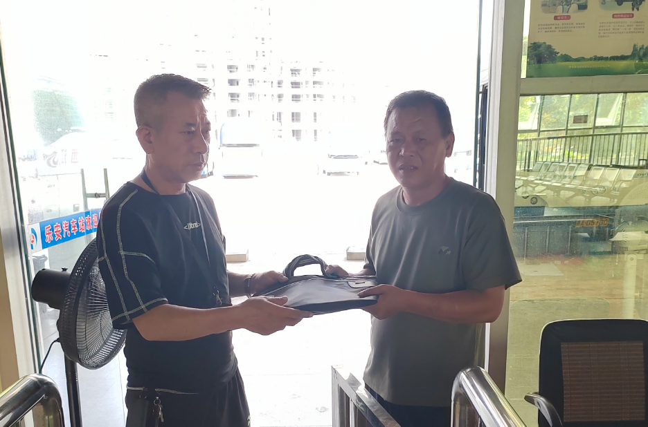 撫州長運(yùn)：公交司機(jī)熱心負(fù)責(zé) 拾金不昧獲稱贊