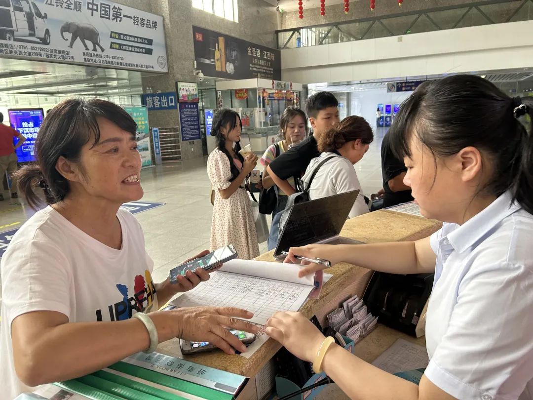 都市城際公交:涓涓細(xì)流 暖心小事