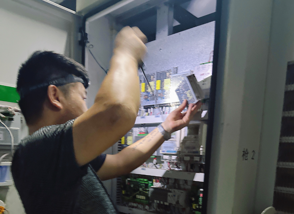 新余公交:爭(zhēng)分奪秒 搶修充電樁