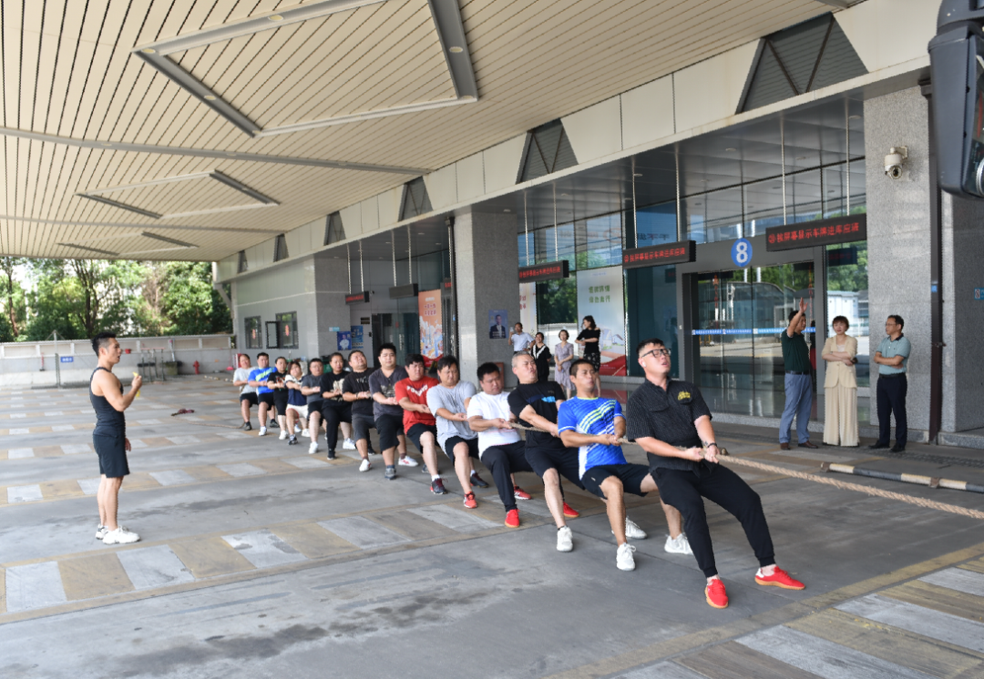 劉志堅(jiān)、占梁一行看望慰問南昌交投集團(tuán)拔河隊(duì)