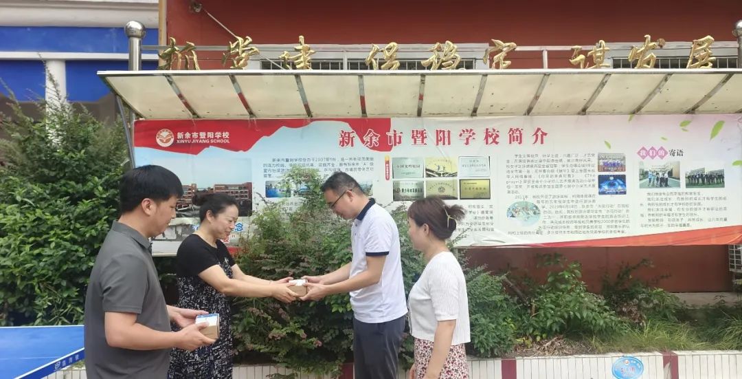 新余公交:優(yōu)質服務進校園,送卡上門暖人心