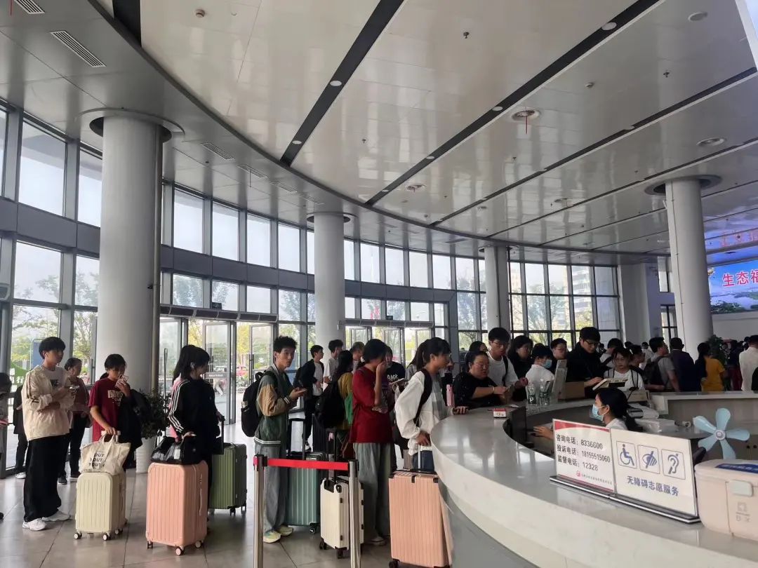 江西長(zhǎng)運(yùn)積極應(yīng)對(duì)中秋、國(guó)慶客流高峰