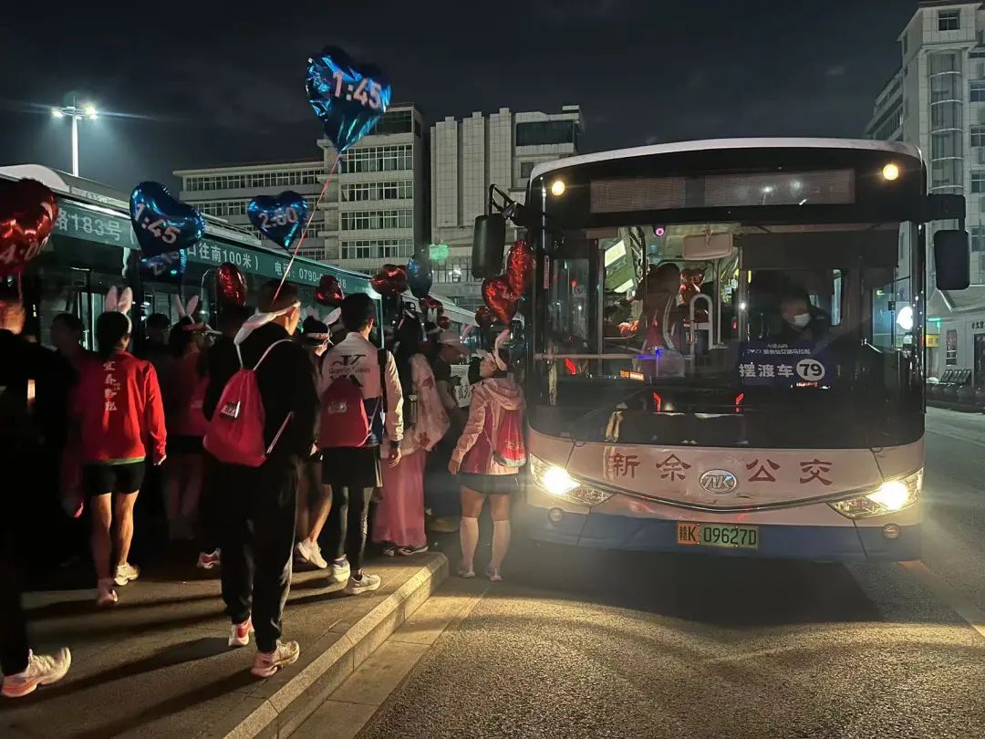 新余公交:竭誠服務(wù) 助跑仙女湖馬拉松賽