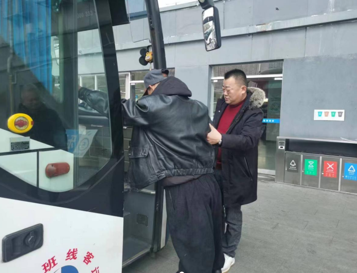 都市城際公交:幫助腿腳不便人士 傳遞溫暖與關(guān)愛(ài)