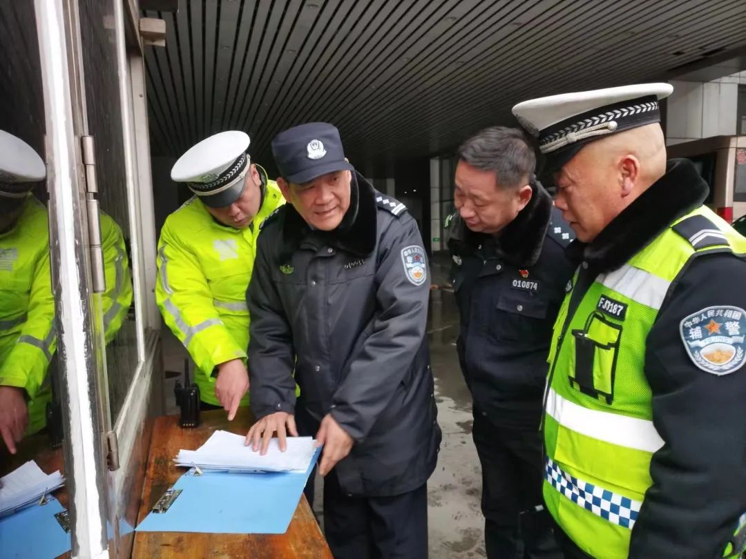 南昌市公安交通管理局領(lǐng)導(dǎo)督查南昌長途汽車站春運(yùn)安全工作