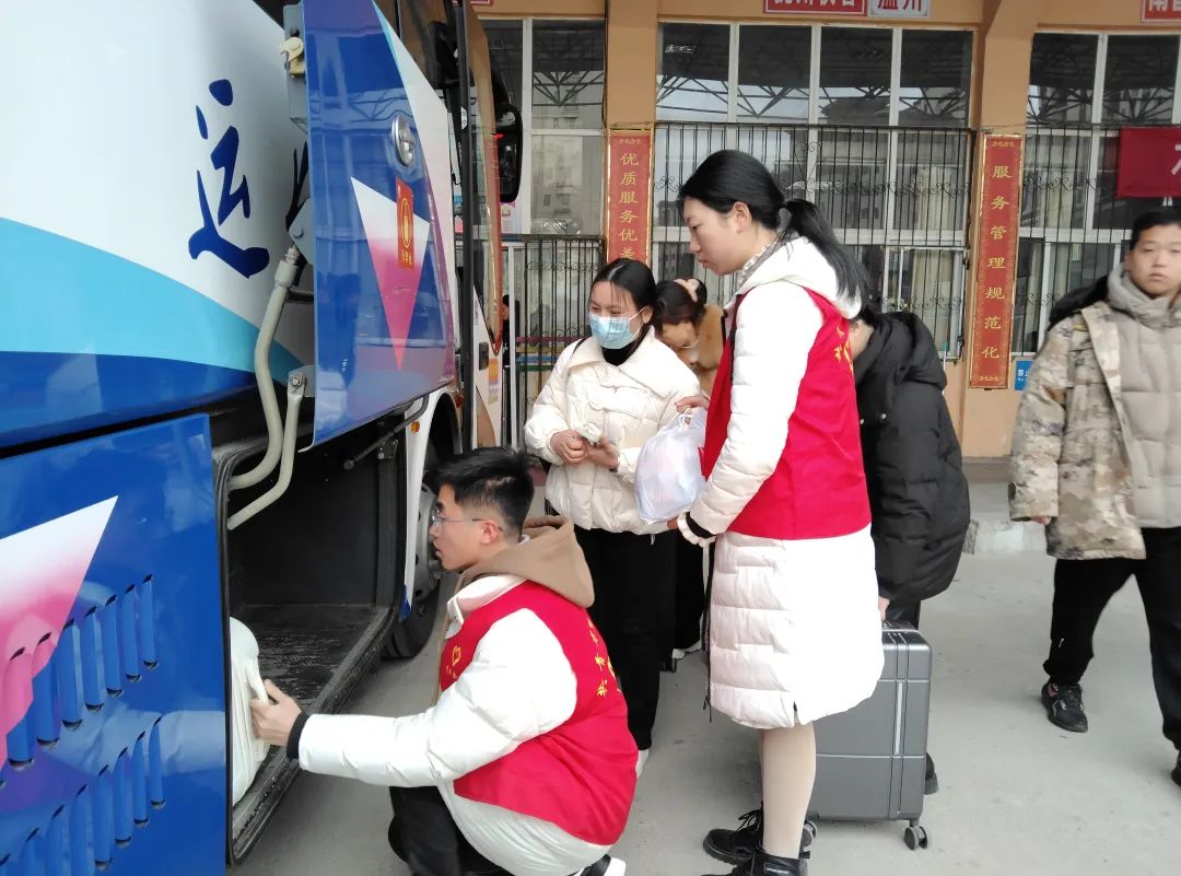 撫州長運:春運志愿者 溫暖返程路