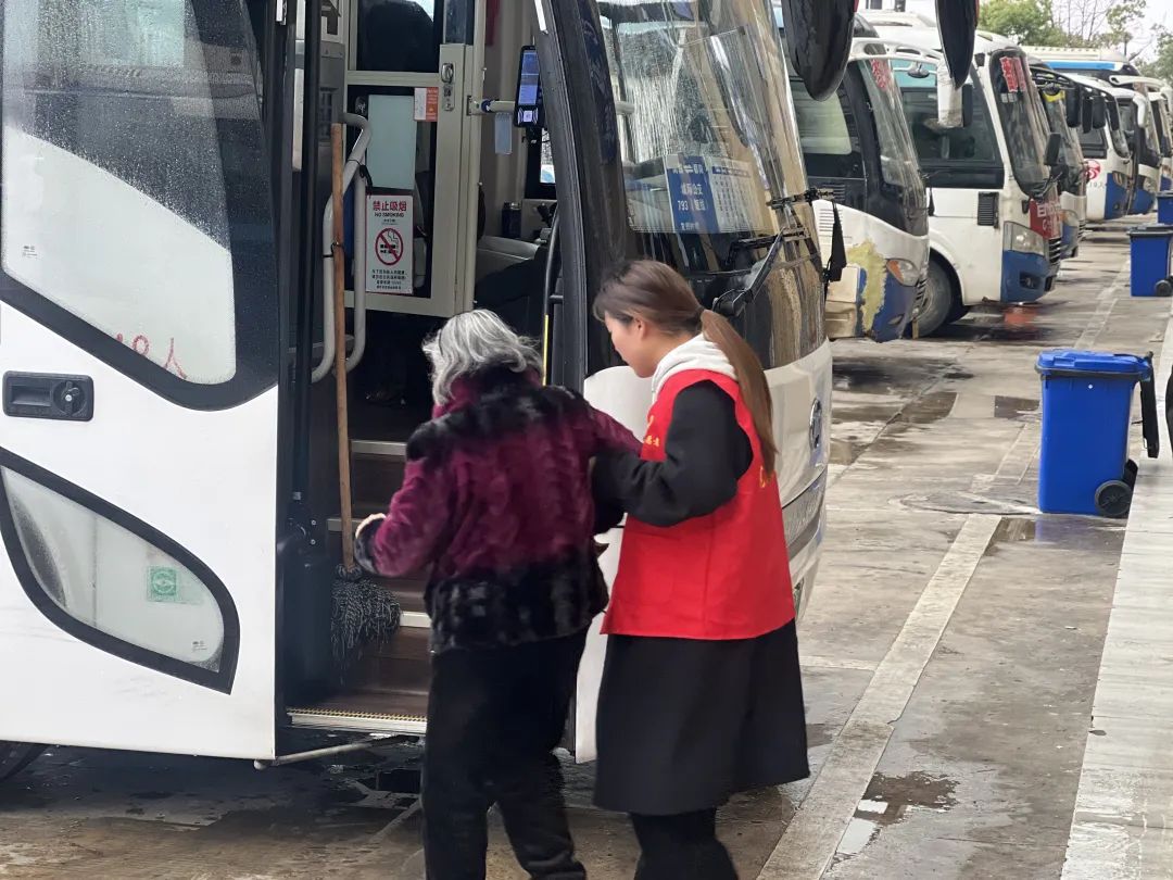 鄱陽(yáng)長(zhǎng)運(yùn):傳承雷鋒精神 傳遞暖心服務(wù)