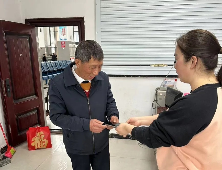 鄱陽(yáng)長(zhǎng)運(yùn):手機(jī)失而復(fù)得 車站善舉暖人心