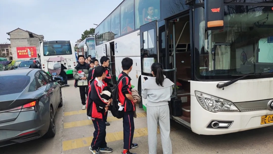 上饒汽運:開設(shè)“高考體檢定制專線” 為學(xué)子保駕護航