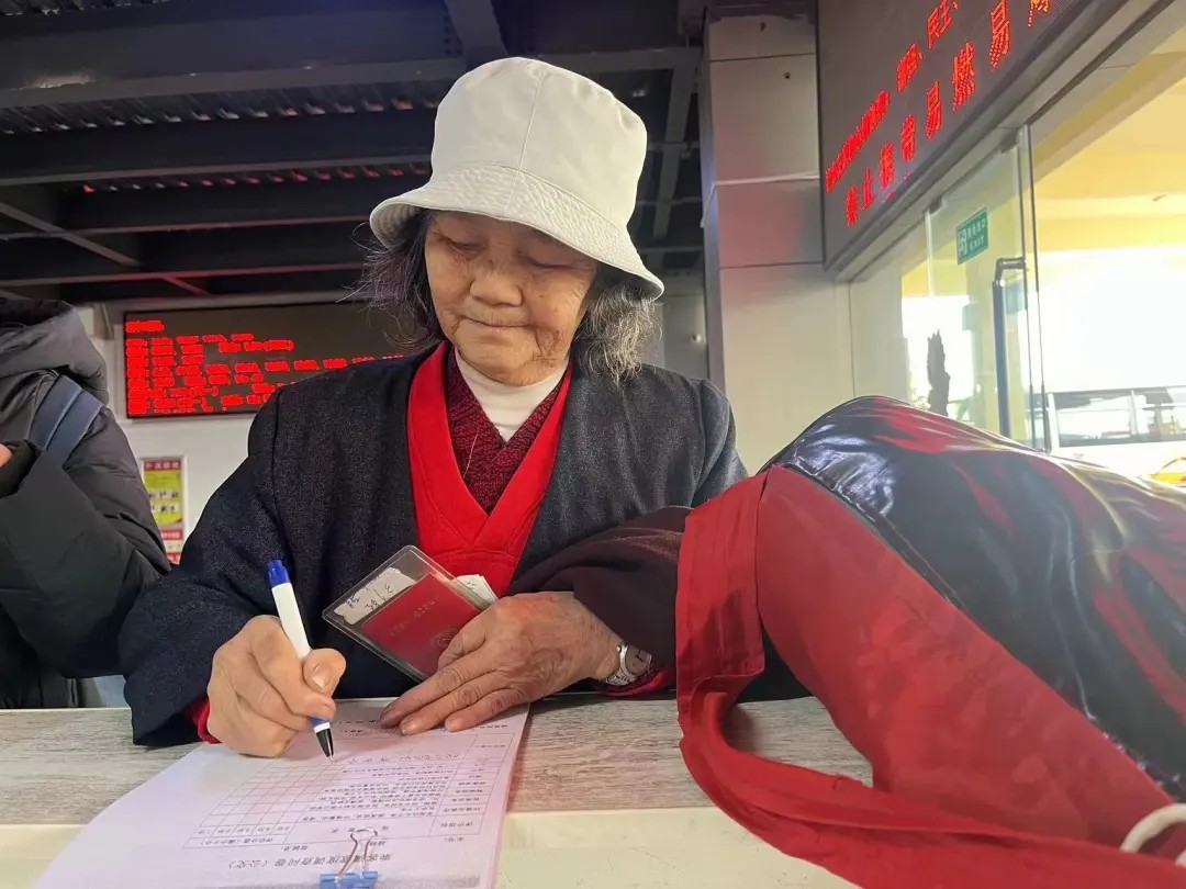 九江長(zhǎng)運(yùn):拾金不昧顯高風(fēng) 物歸原主暖人心