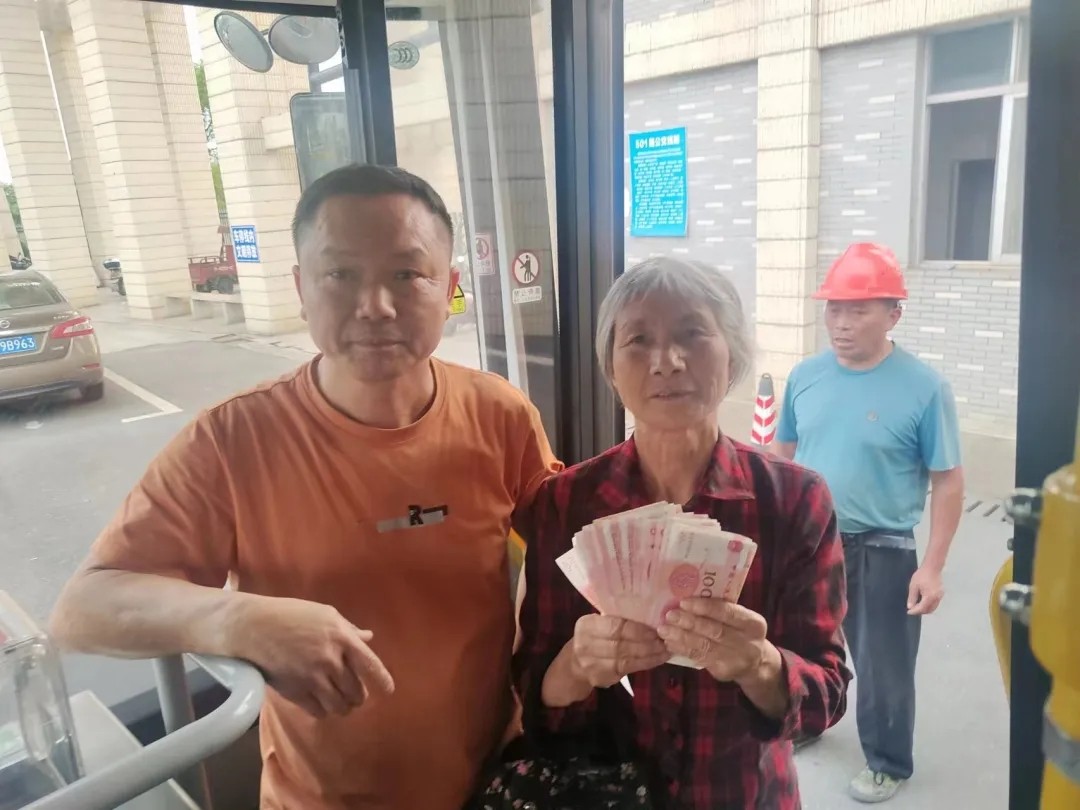 新余公交:501路公交上傳來(lái)一陣贊嘆聲