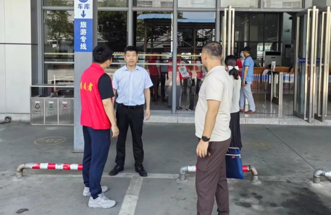 都市城際公交:市交通運(yùn)輸局檢查南昌全域旅游集散中心節(jié)日期間安全生產(chǎn)工作