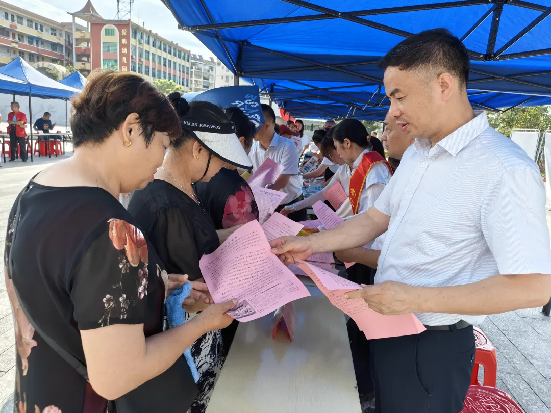 撫州長(zhǎng)運(yùn):崇仁分公司開(kāi)展“安全宣傳咨詢?nèi)铡被顒?dòng)