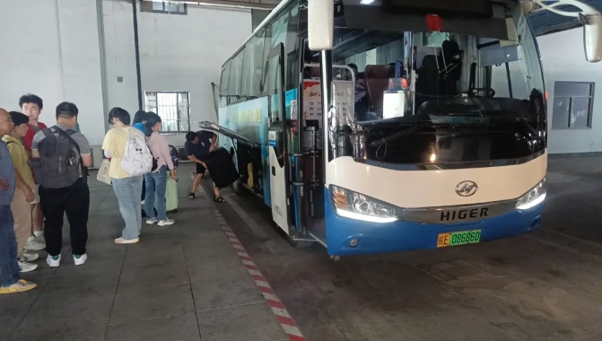 馬鞍山長客:校園直通車溫暖護航大學(xué)新生報到