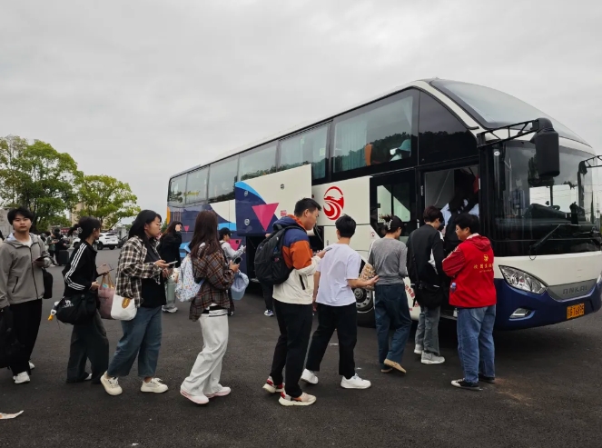 九江長(zhǎng)運(yùn)：永修公司校園直通車(chē)助力周末游
