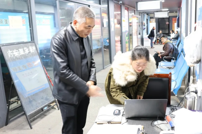 夜查督導(dǎo)保安全 情系員工暖一線(xiàn)