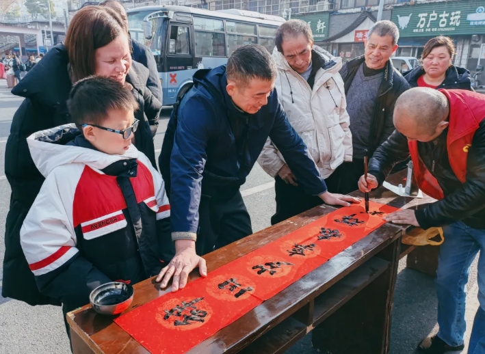 九江長(zhǎng)運(yùn):寫(xiě)春聯(lián) 送祝福 溫暖春運(yùn)路
