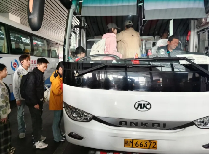 都市城際公交：兵分多路協(xié)同作戰(zhàn)  護(hù)航“清明節(jié)”運輸高峰